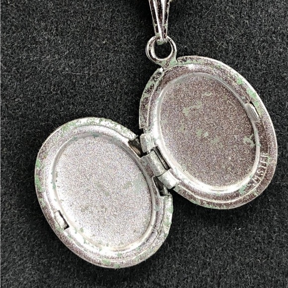 Vintage Small Locket - Picture 2 of 4